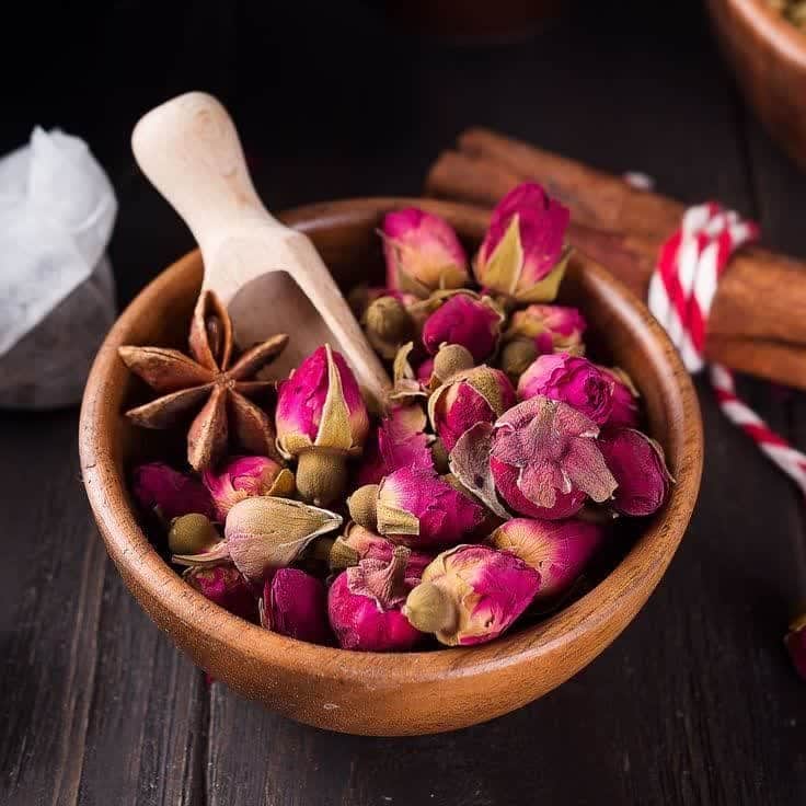 گل محمدی غنچه ای خوش عطر مناسب استفاده در دمنوش ها و تزئین خوراکی ها
